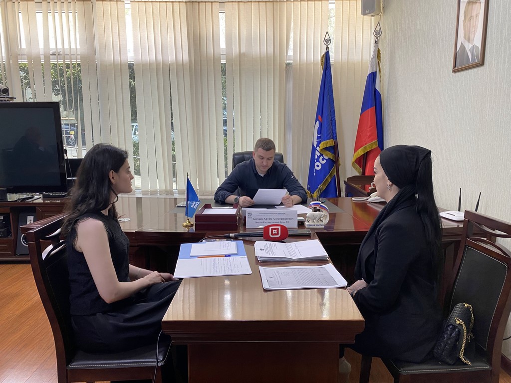 Депутат Госдумы РФ Артем Бичаев выслушал обращения дагестанцев