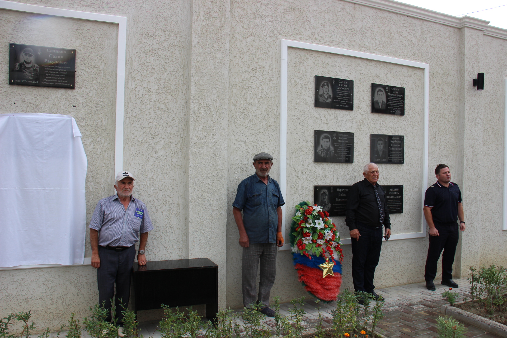В Ахвахском районе прошло открытие мемориальной доски в честь земляков-героев