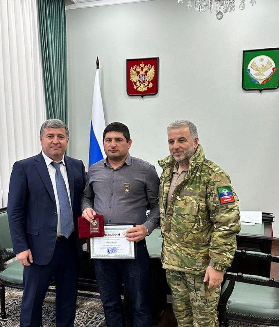 Сотрудник Минфина Дагестана получил Золотую звезду с присвоением звания «Народный герой РД»