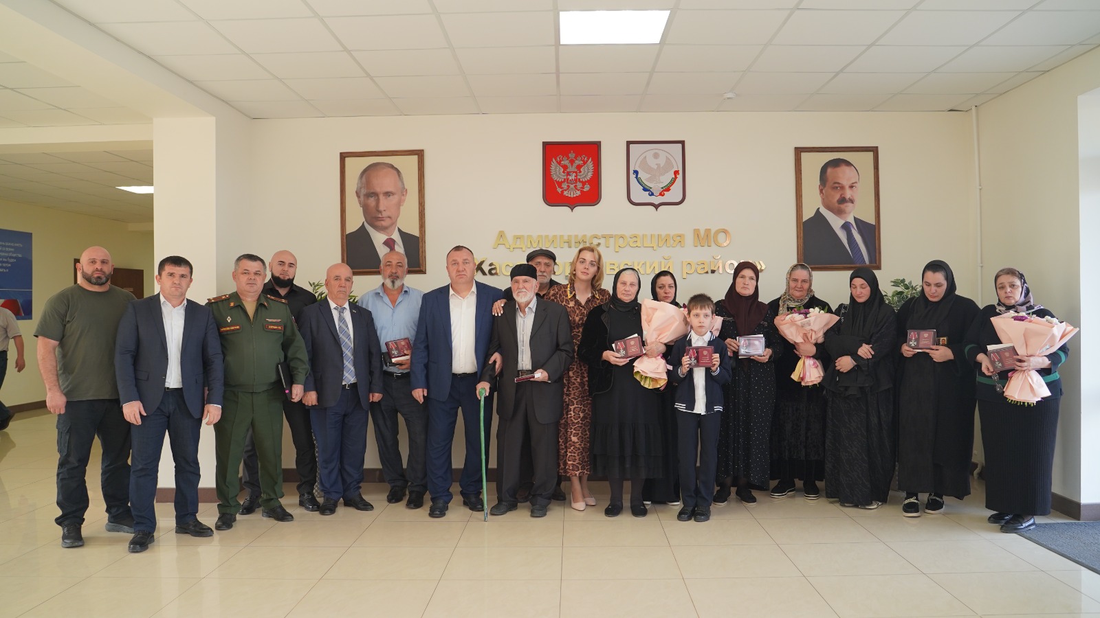 Власти Хасавюртовского района передали семьям погибших участников СВО госнаграды