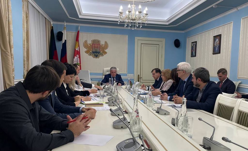 Мэр Махачкалы заявил о готовности охватить больше объектов бизнеса безналичной оплатой