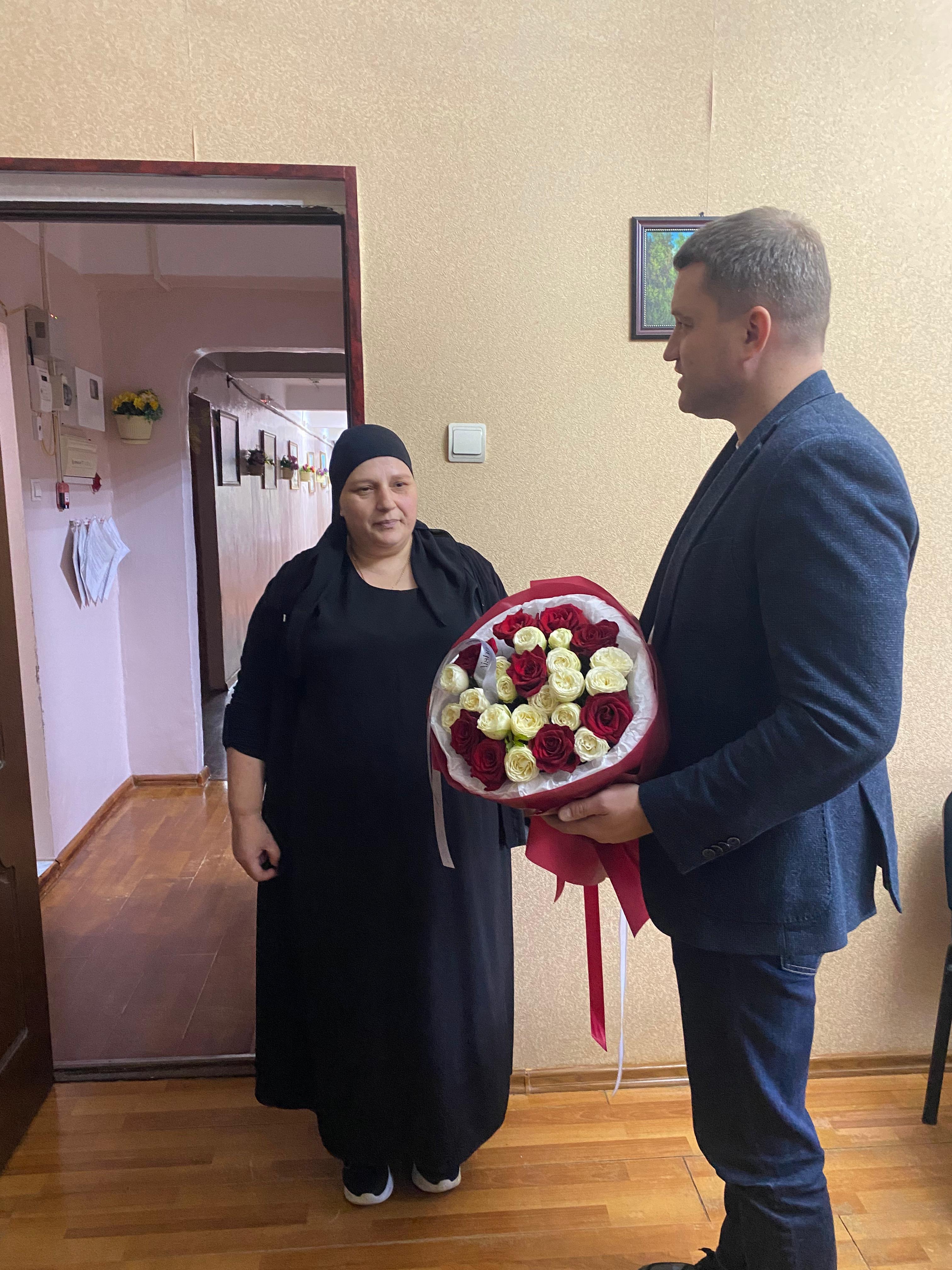 Артём Бичаев поздравил учителя-логопеда, мать участника СВО с профессиональным праздником