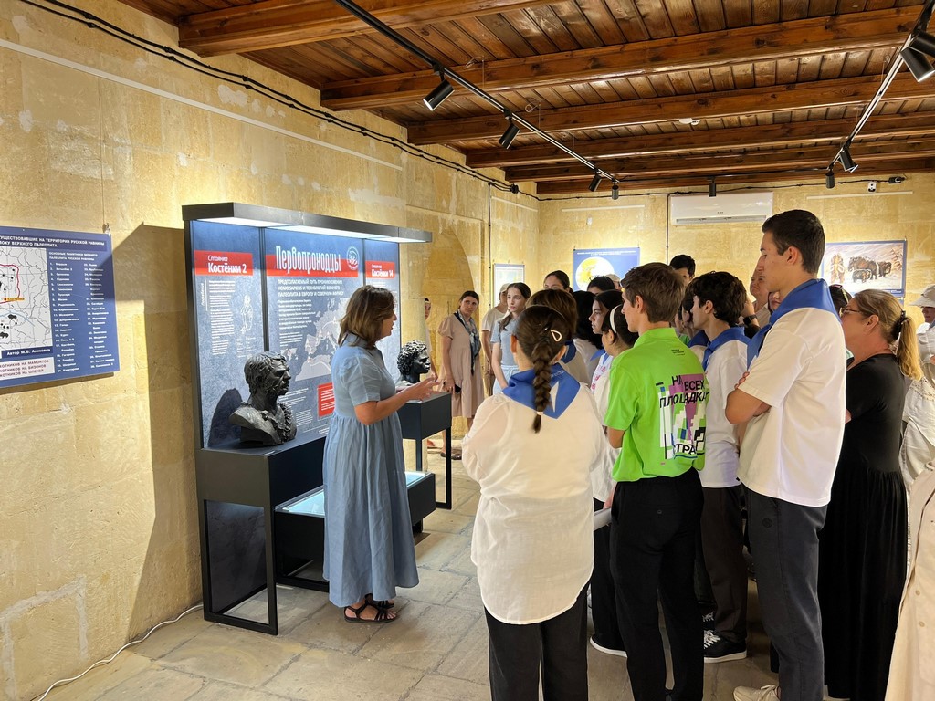 Выставка «Первопроходцы каменного века» открылась в Дербентском музее-заповеднике