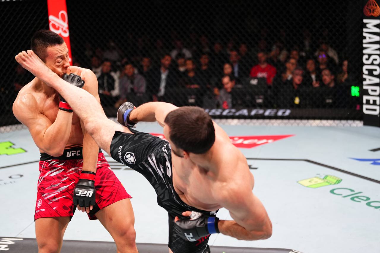 Муслим Салихов эффектно нокаутировал соперника на UFC в Китае