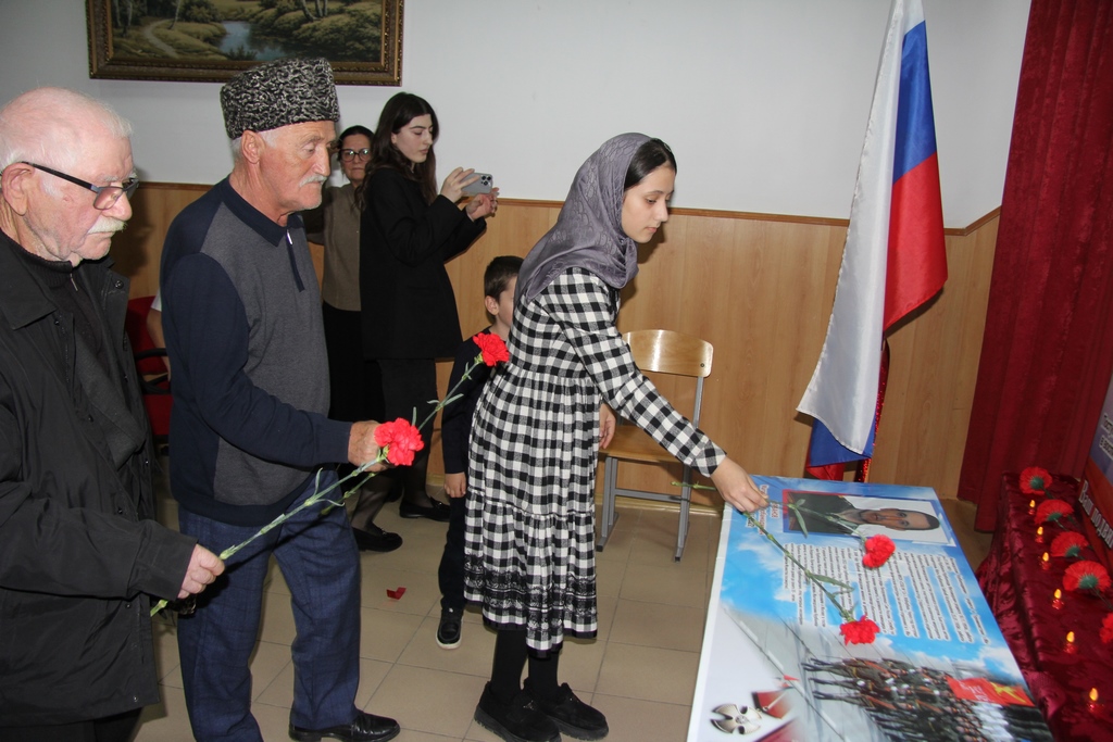 «Парту Героя» открыли в школе-интернате Избербаша