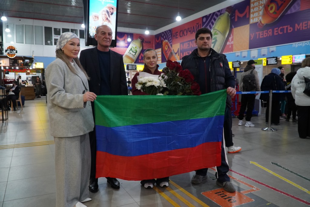 Чемпионку Европы по женской борьбе встретили в аэропорту Махачкалы