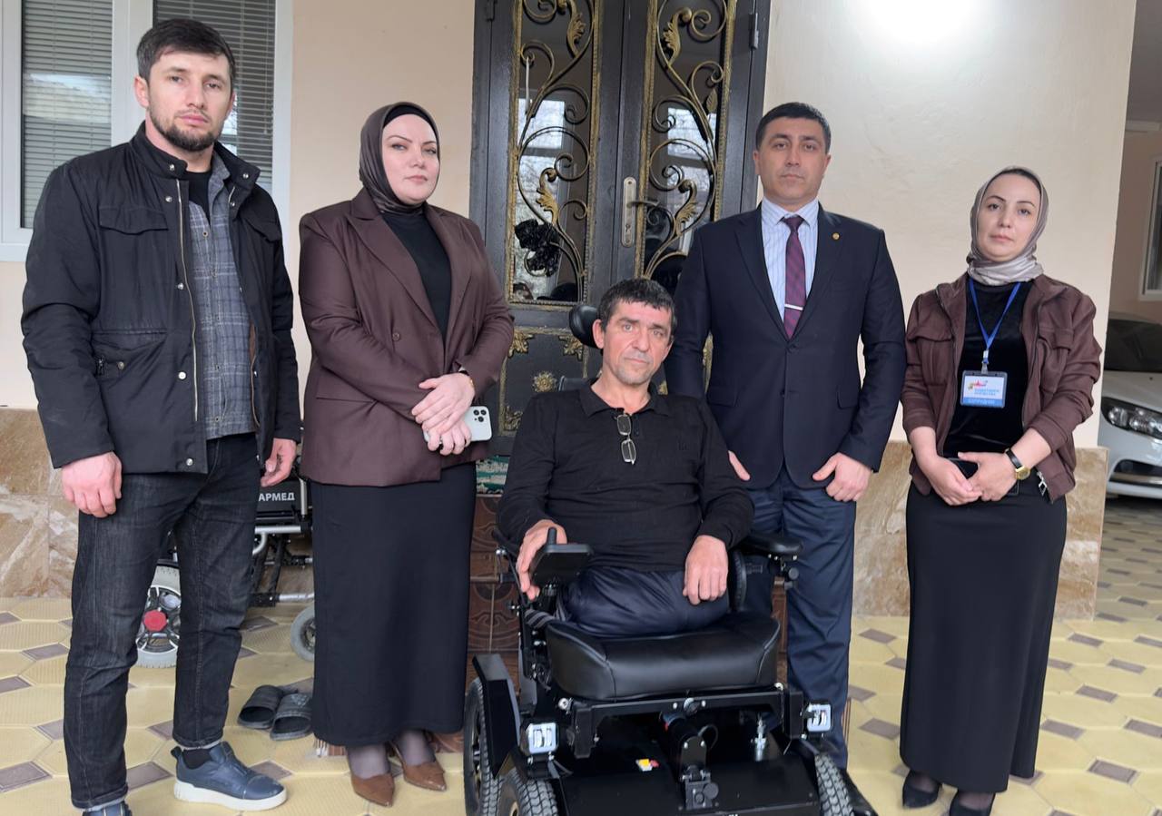 Ветеран СВО из Дагестана получил специализированное техническое средство реабилитации