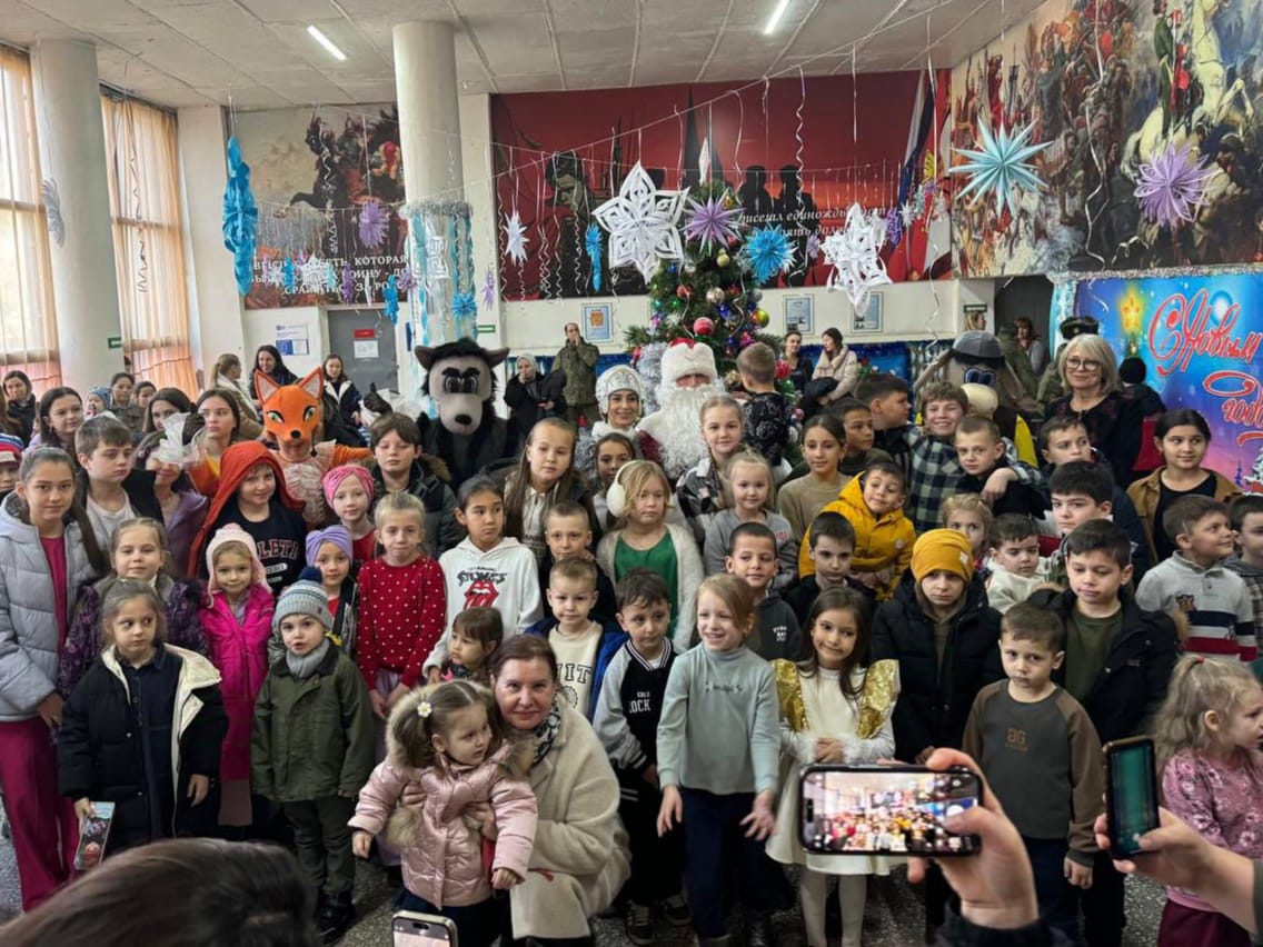 Джамаладин Гасанов организовал новогоднее представление для детей участников СВО