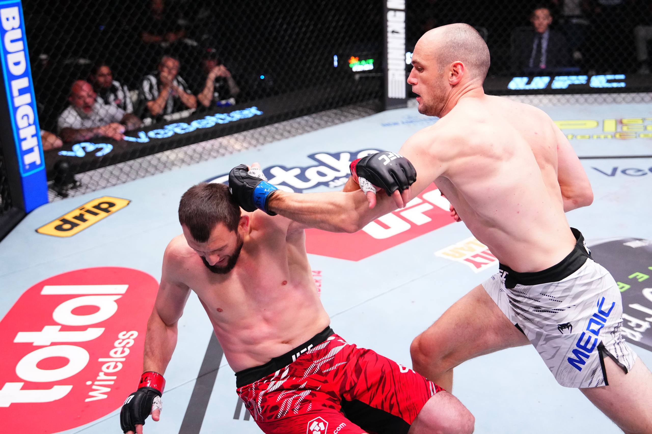 Муслим Салихов проиграл нокаутом в UFC в Лас-Вегасе