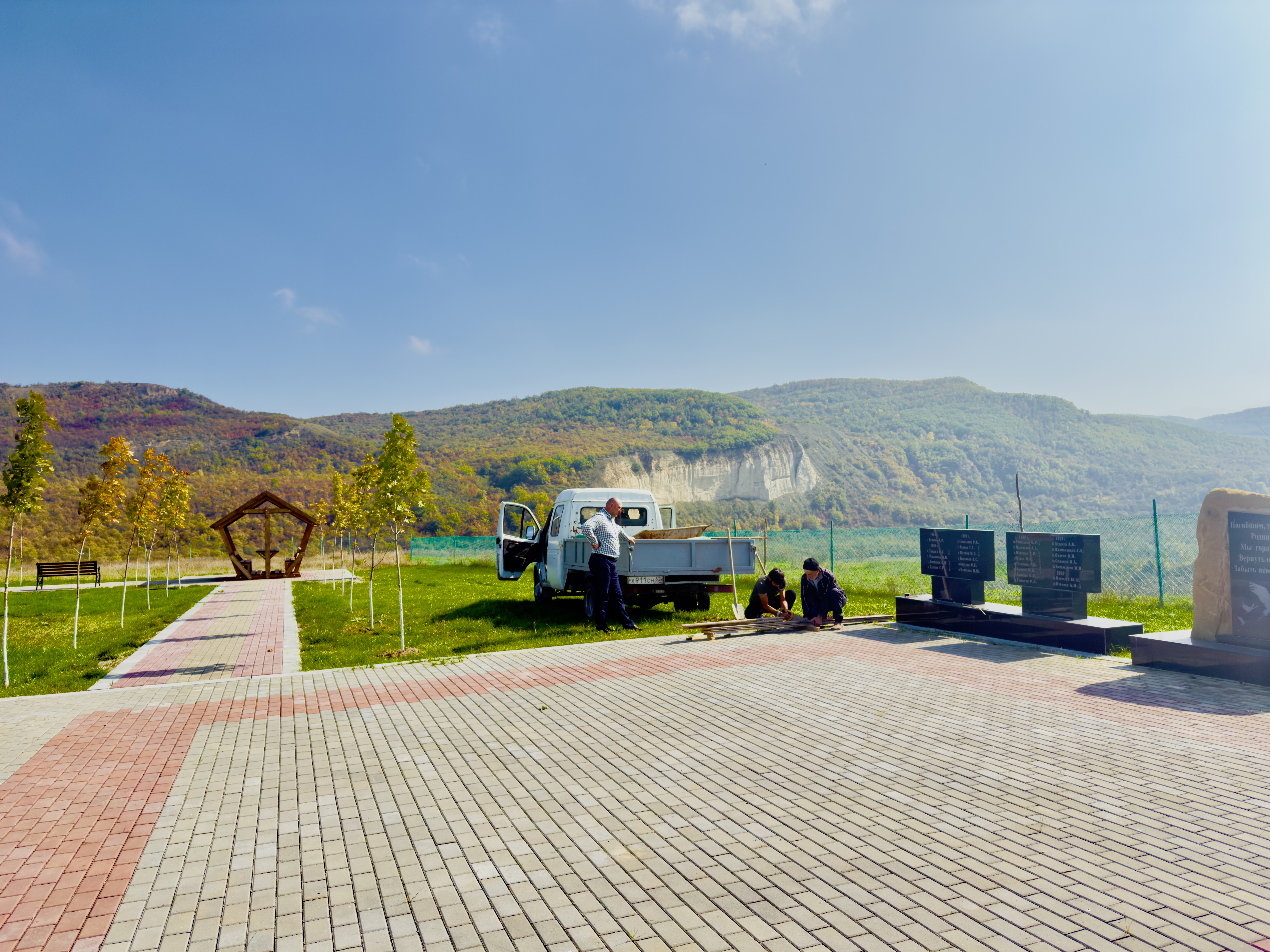 В «Саду памяти» Новолакского района обновили мемориальные плиты