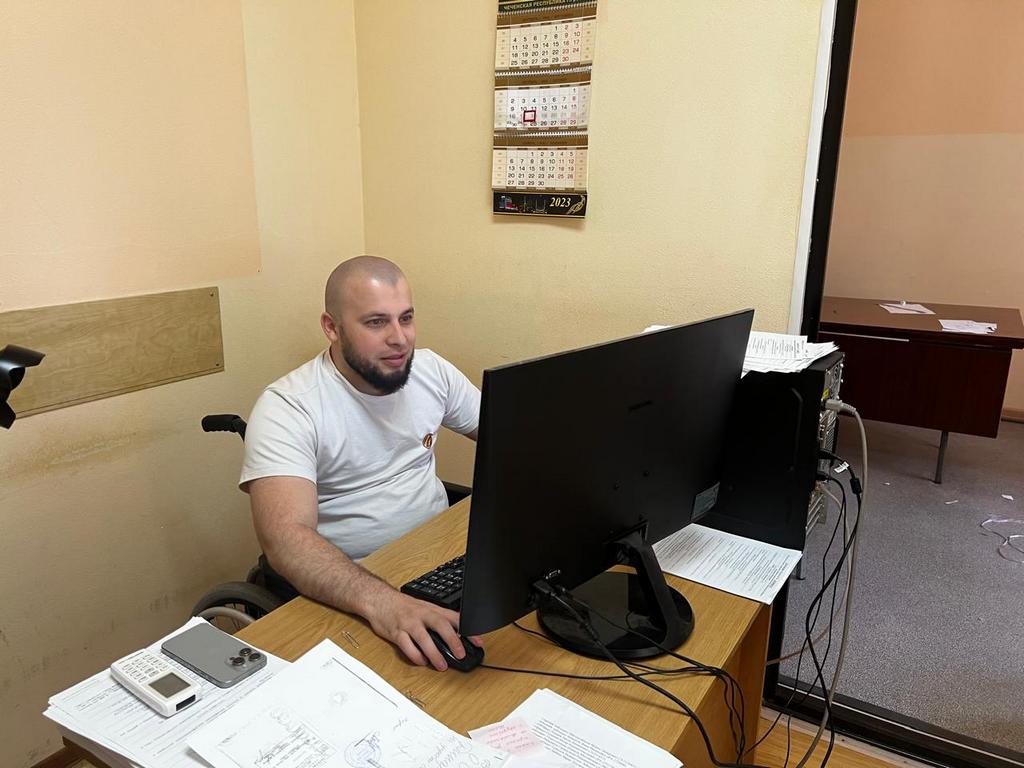 По поручению Главы Дагестана ветерану СВО передали новую инвалидную коляску