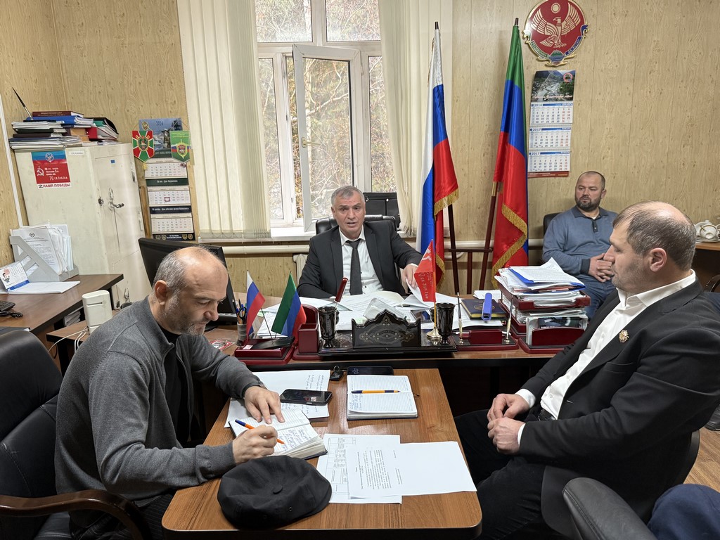 Глава Тляратинского района провел аппаратное совещание по вопросам управления и благоустройства