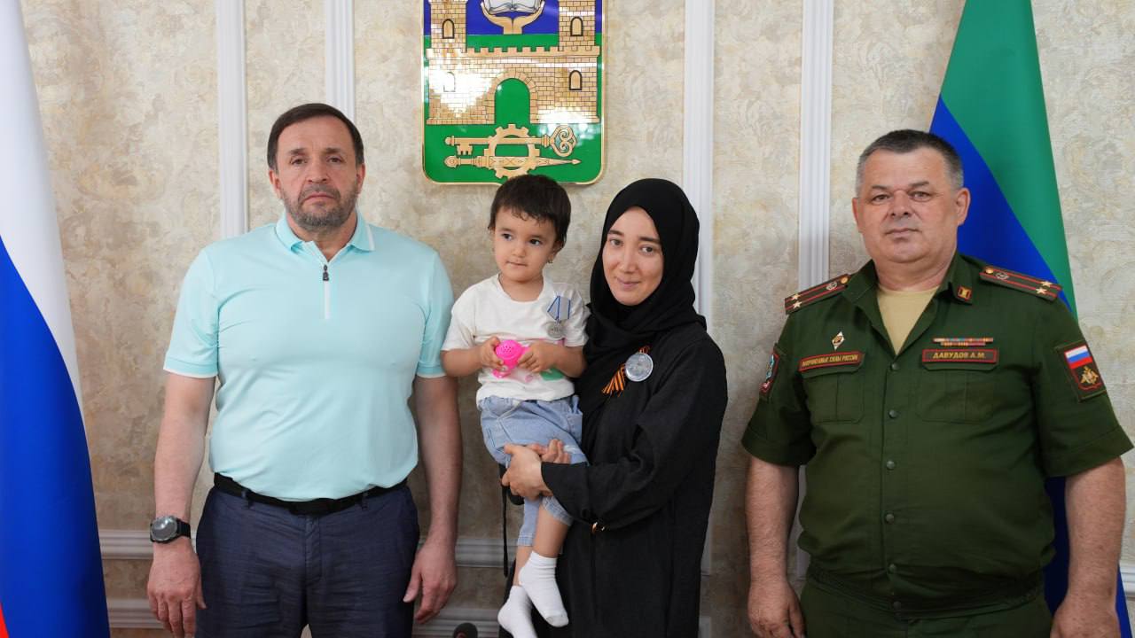 Мэр Хасавюрта передал семье погибшего бойца Исмаила Алиева медаль «За отвагу»