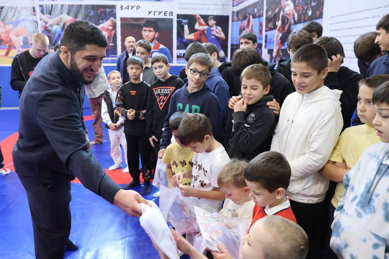 Садулаев открыл борцовский зал в Москве
