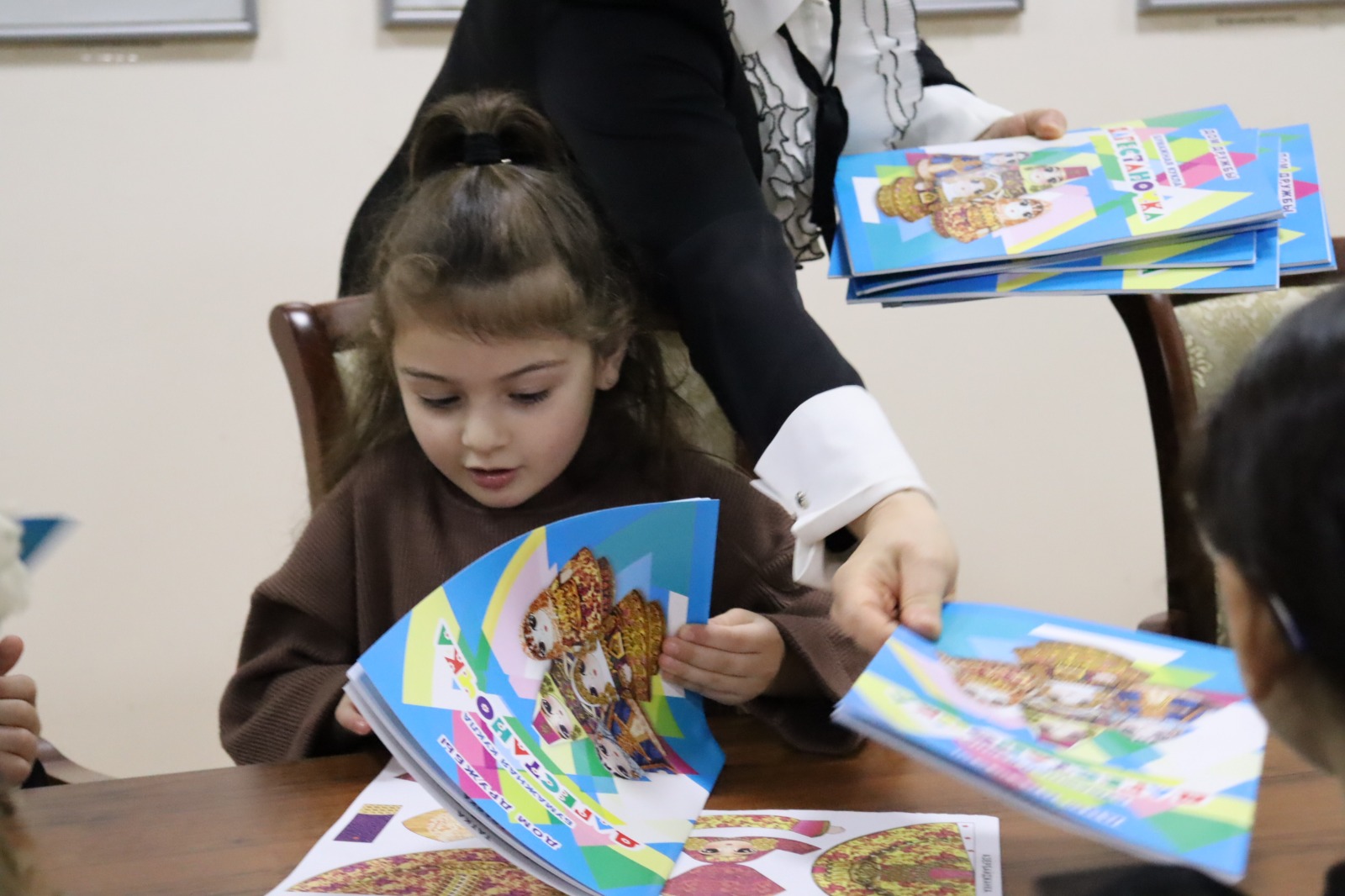 В Доме дружбы прошло мероприятие «Ёлка, согревающая сердца» для семей военнослужащих СВО