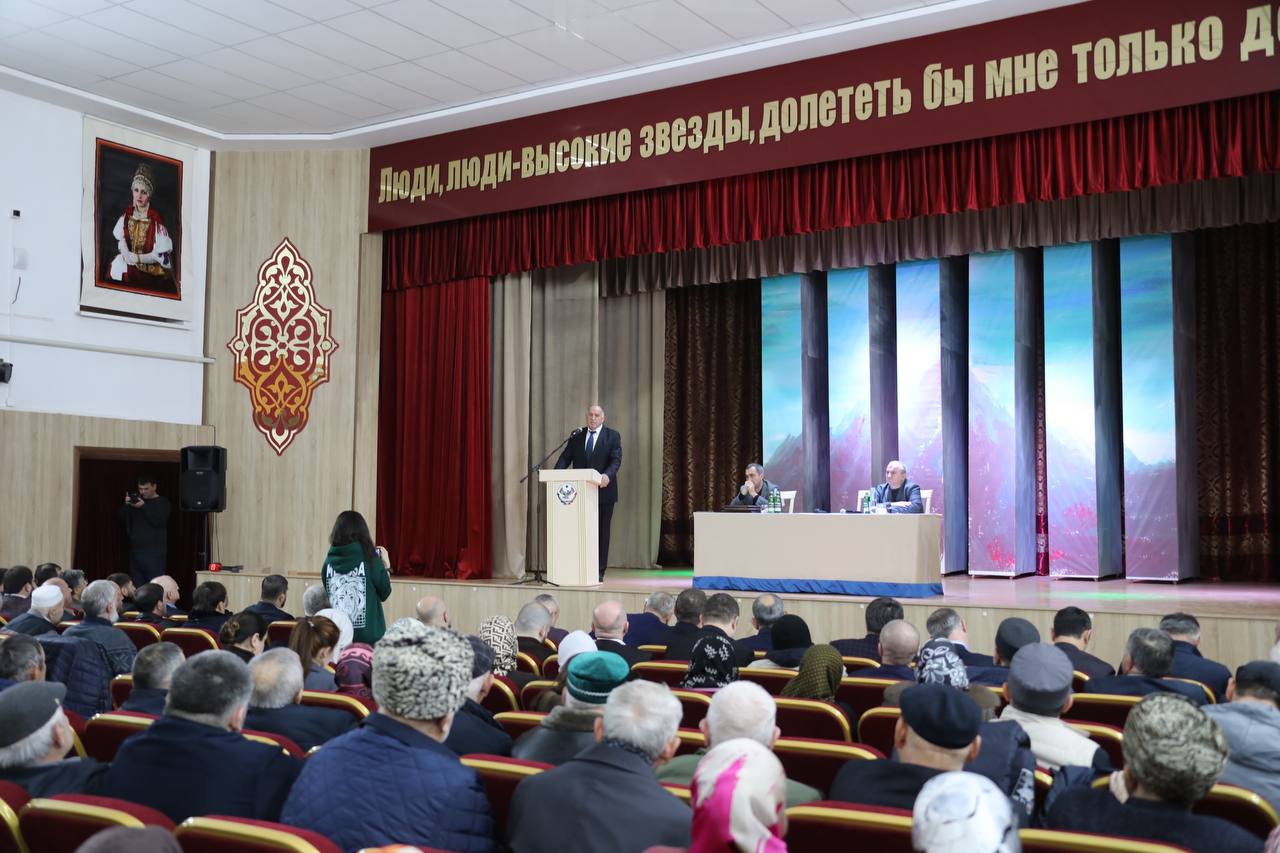 Абдулмуслим Абдулмуслимов встретился с активом Казбековского района