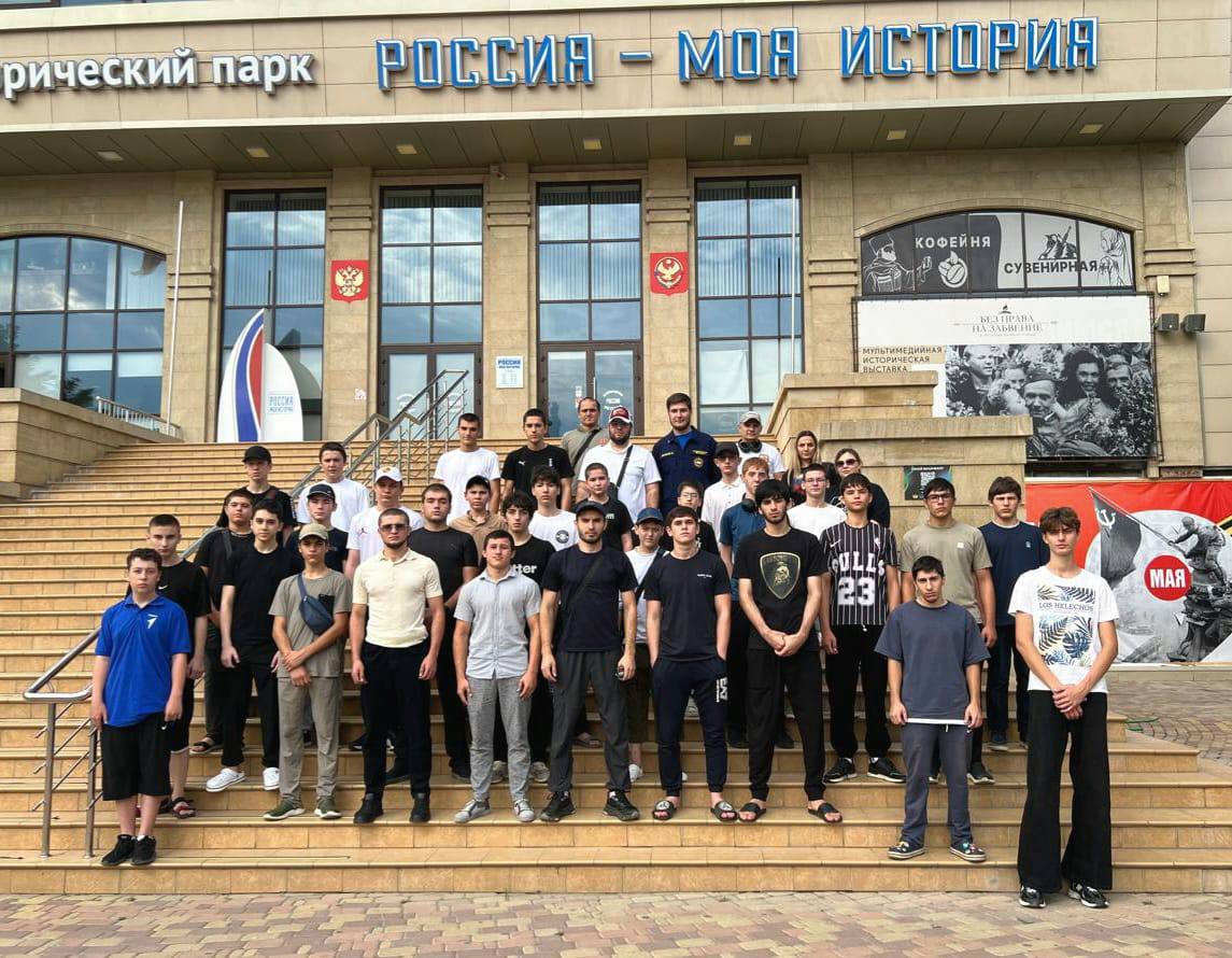 Группа дагестанских школьников отправилась по местам боевой славы в Республику Крым