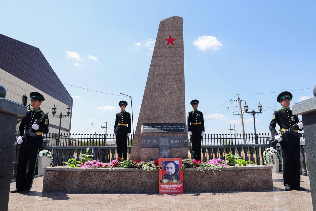 В Ингушетии открыли памятник дагестанскому летчику Валентину Эмирову