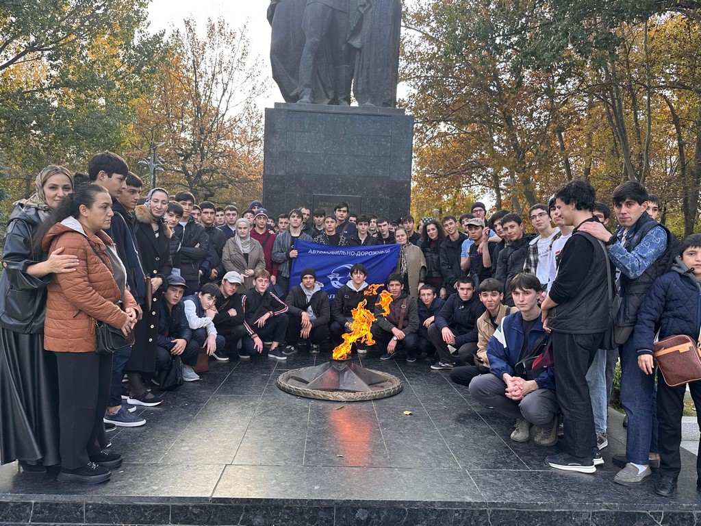 Студенты Автомобильно дорожного колледжа провели урок памяти в парке Ленинского комсомола