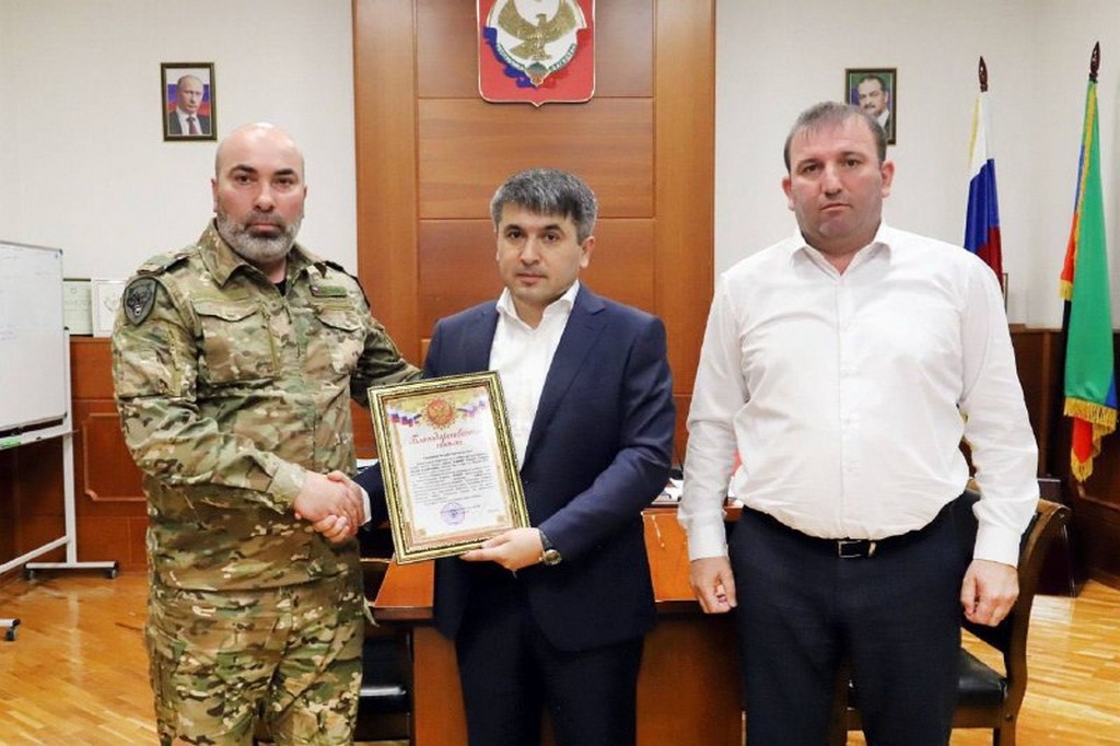 Главе Табасаранского района передали благодарственное письмо за безупречную службу бойца СВО