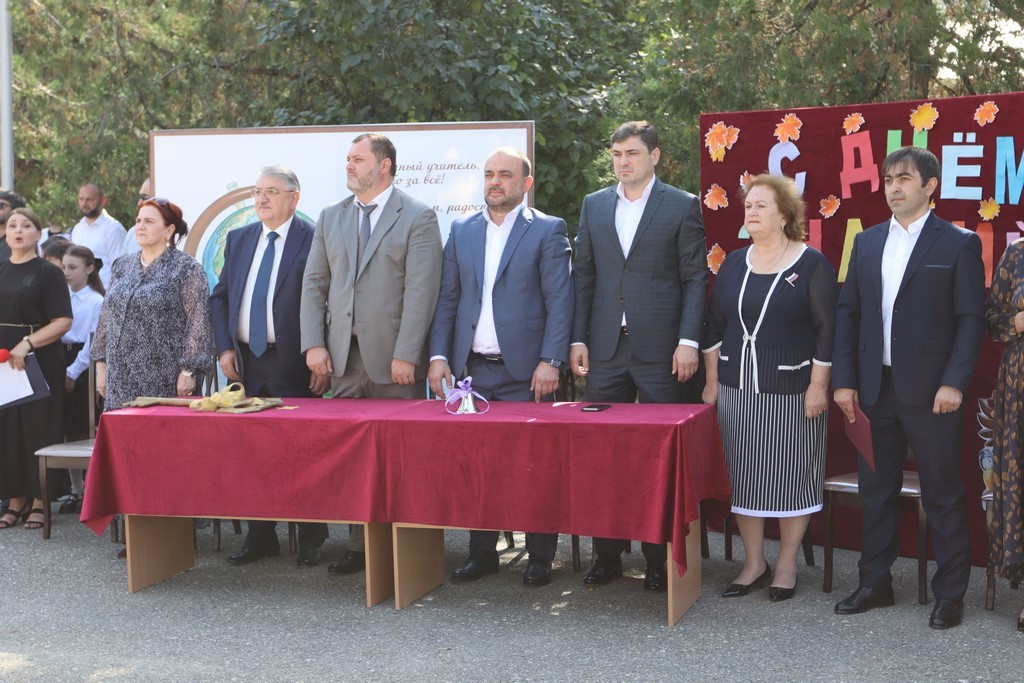 Буйнакск отметил День знаний: Первый звонок прозвенел для почти тысячи первоклассников