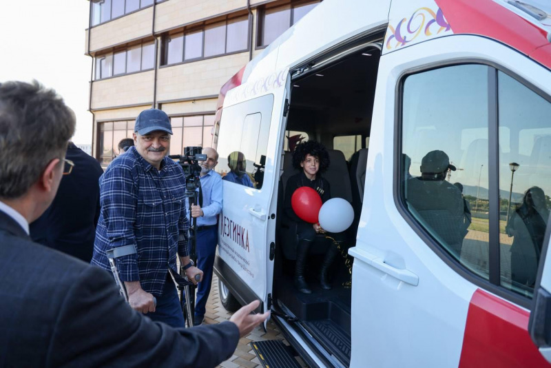 Сергей Меликов посетил Дом танца «Лезгинка» и вручил артистам государственные награды