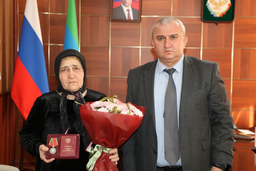 Глава Казбековского района вручил матери погибшего участника СВО государственную награду сына