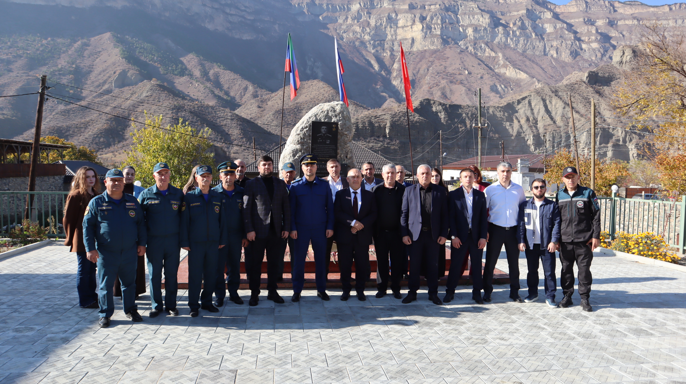 Представители администрации Гергебильского района почтили память защитников Отечества в селе Курми