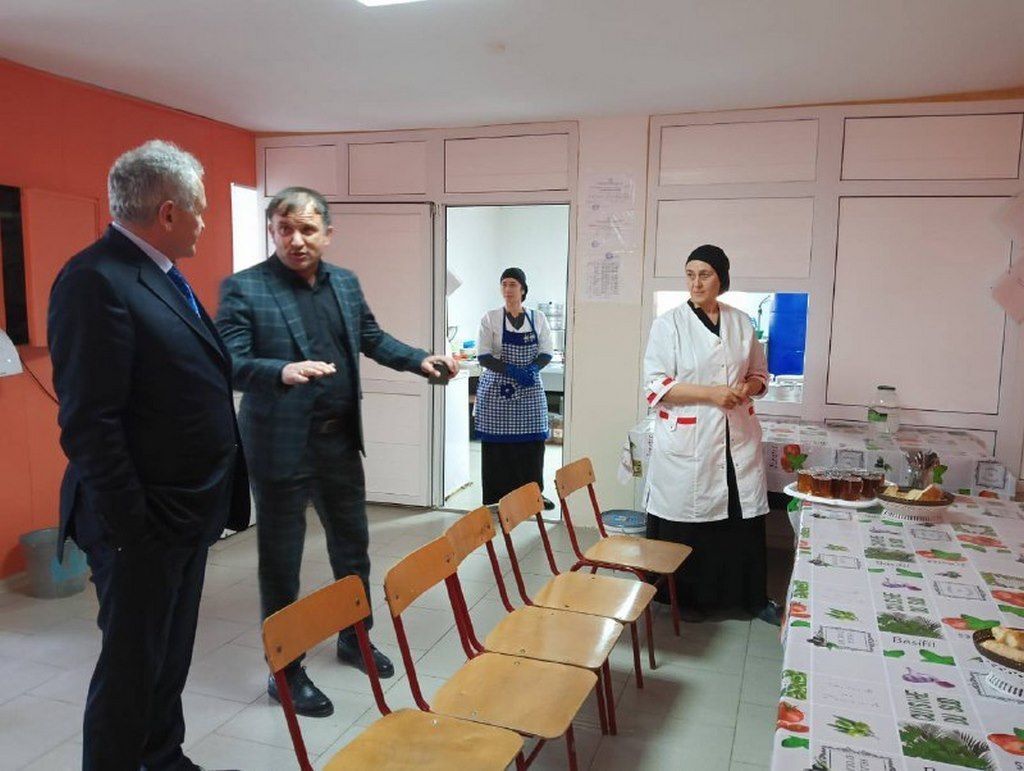 Глава Левашинского района посетил Сулейбакентскую СОШ после жалобы родителей на пол в спортзале