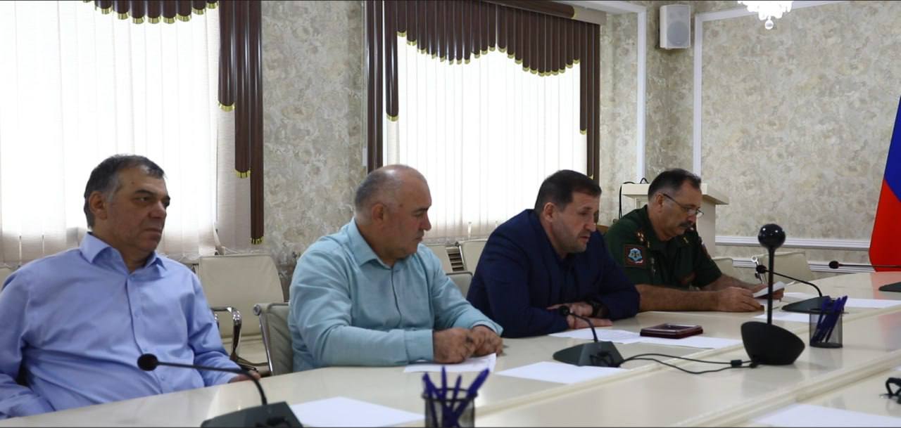 Глава Хасавюрта передал орден Мужества вдове героя СВО Умара Газиева