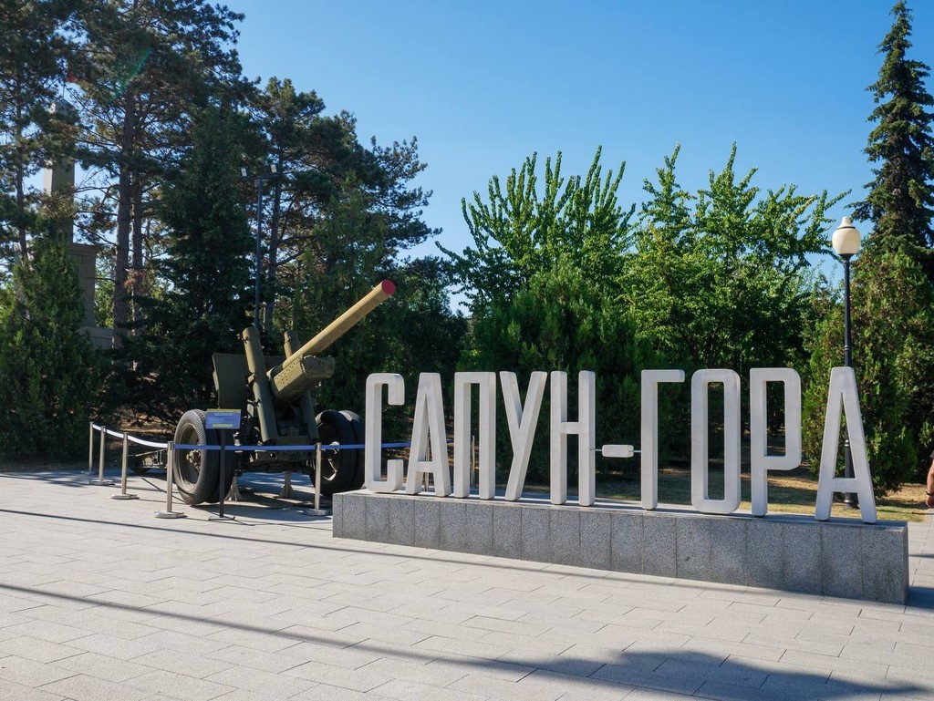 Школьники и студенты Дагестана посетили места боевой славы в Крыму