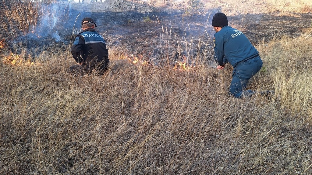 Огнеборцы тушат ландшафтный пожар в Шамильском районе