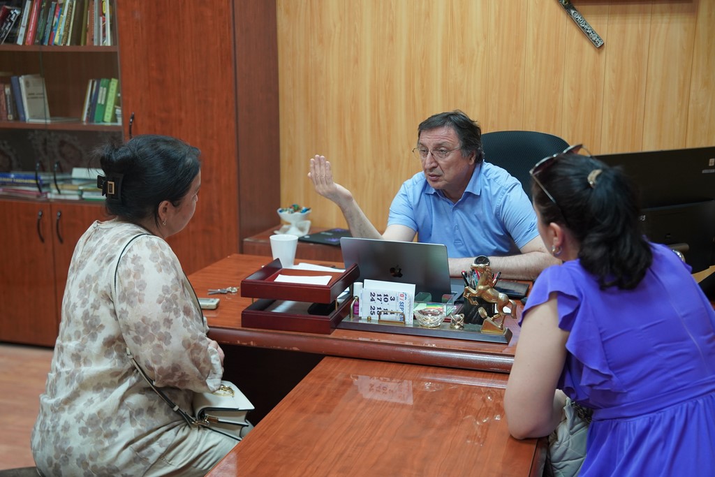 Ректор ДГУ провел прием граждан по вопросам поступления