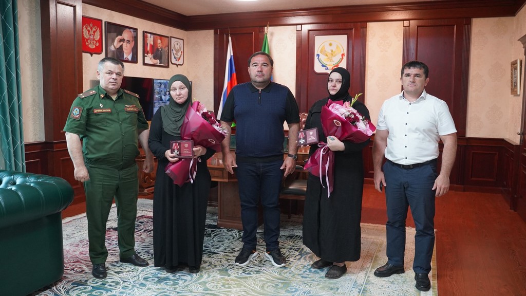 Глава Хасавюртовского района передал семьям погибших участников СВО госнаграды