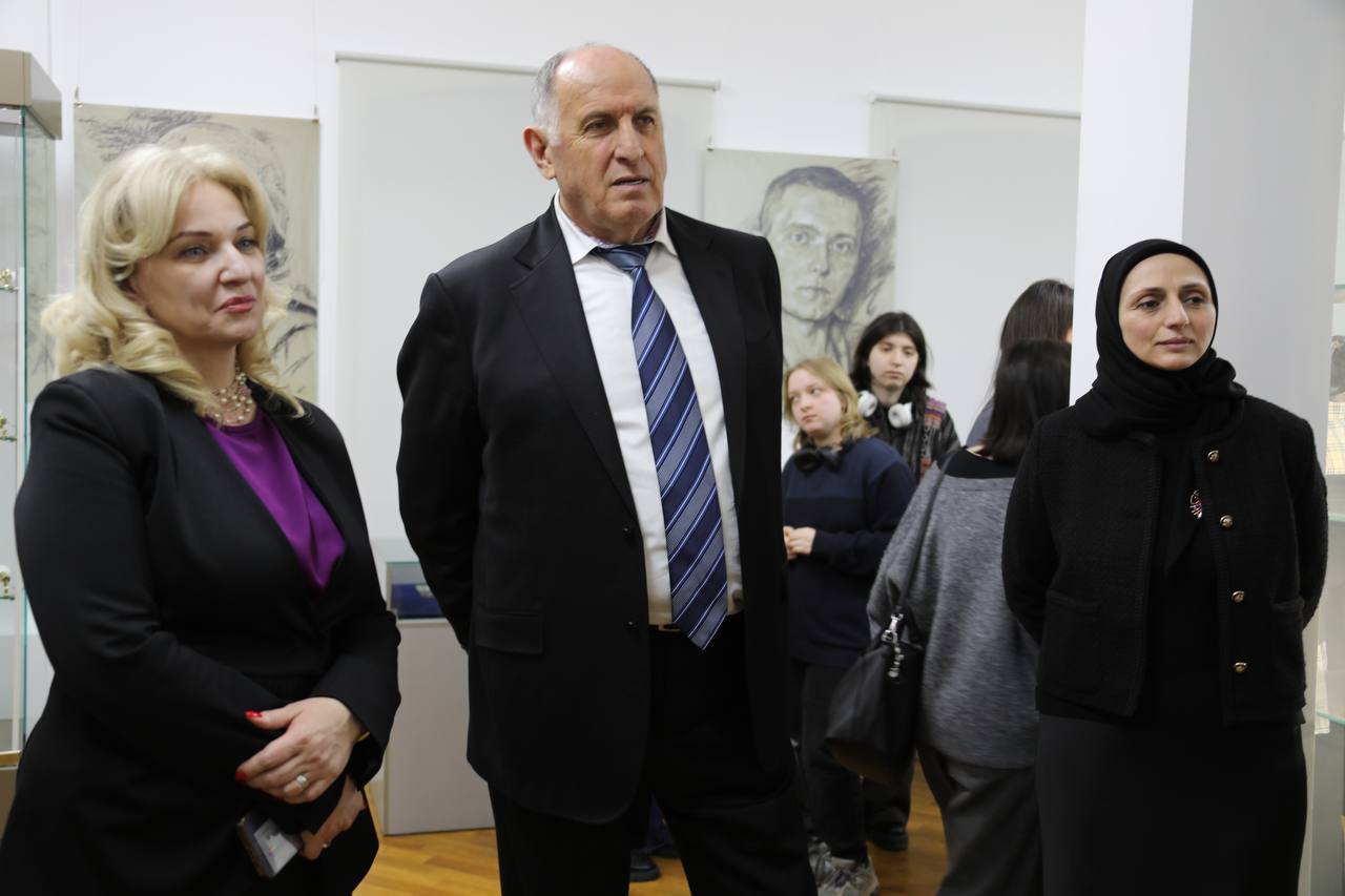 Абдулмуслим Абдулмуслимов посетил выставку «Уголь Донбасса», посвященную героям СВО