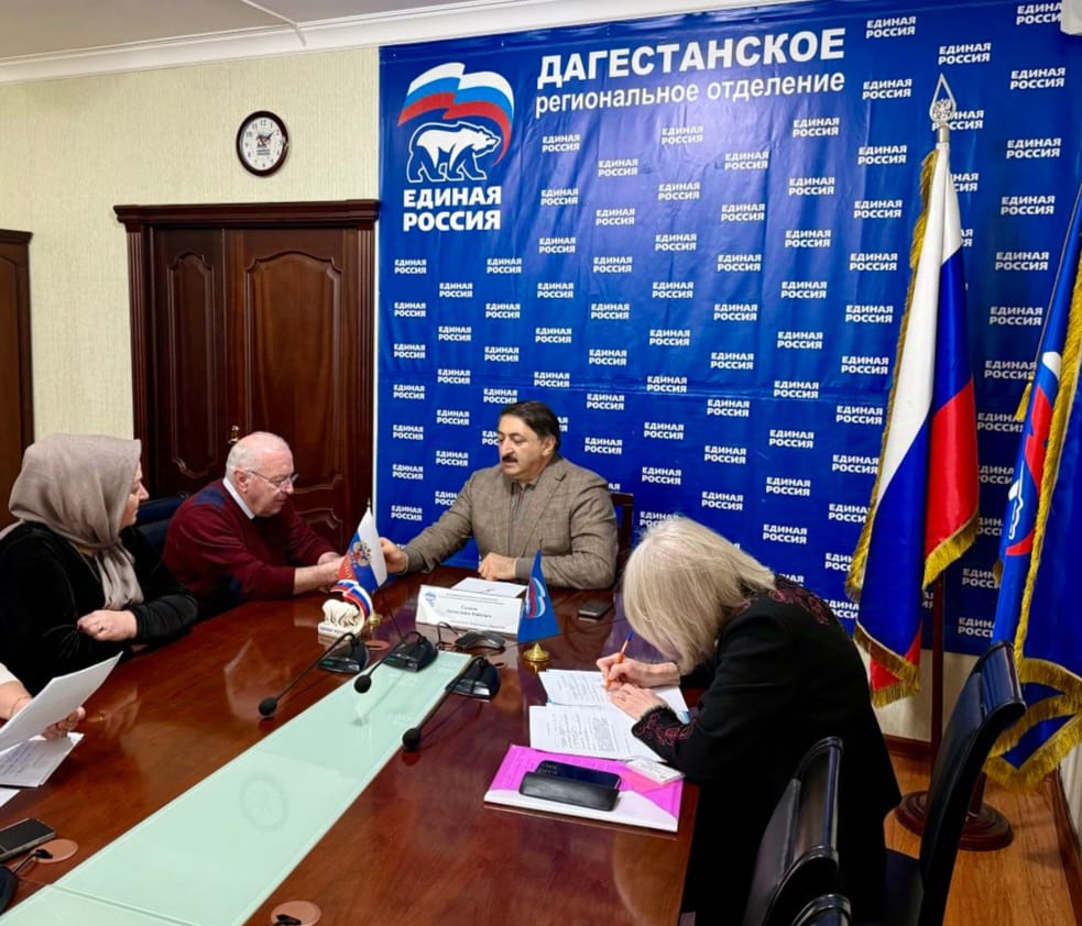 Депутат Госдумы Джамаладин Гасанов выслушал обращения дагестанцев