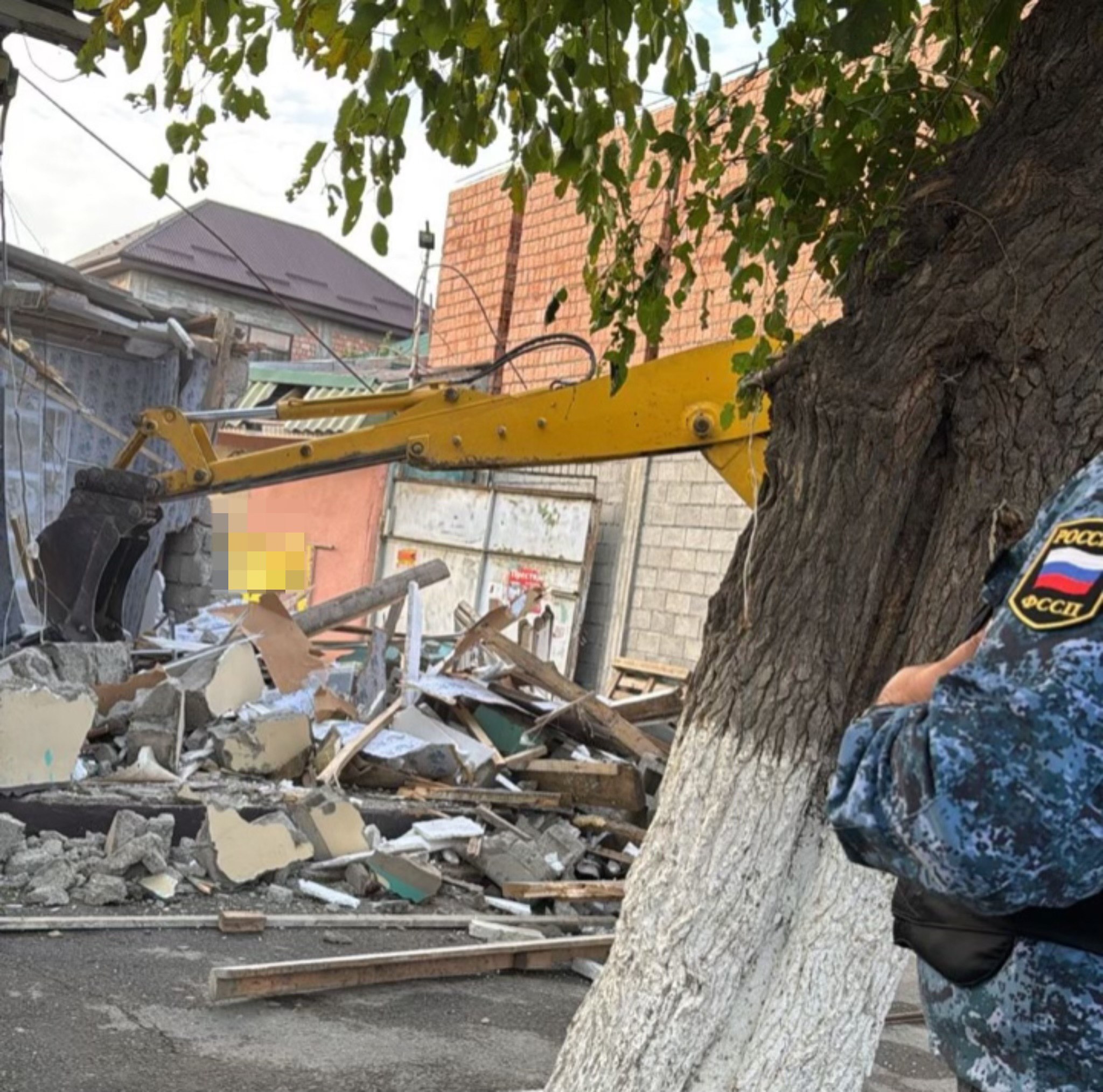Жительница Дагестана демонтировала незаконную пристройку после вмешательства приставов 