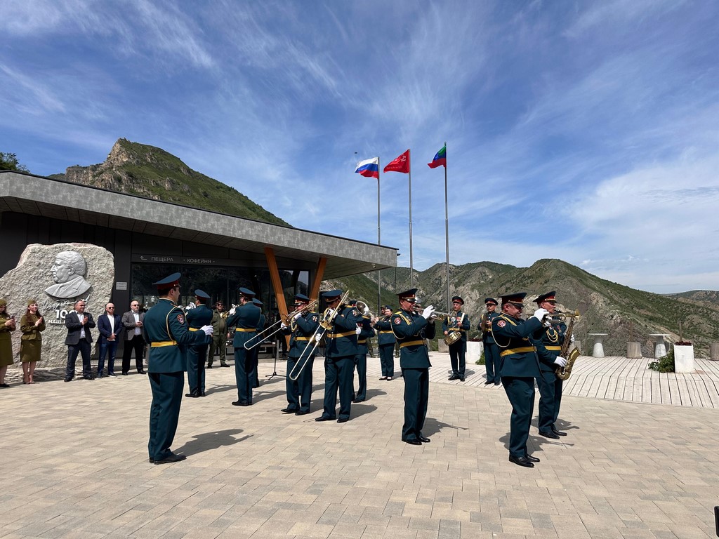 Акция «Знамя Победы» прошла на площадке пещерного комплекса «Салатау»