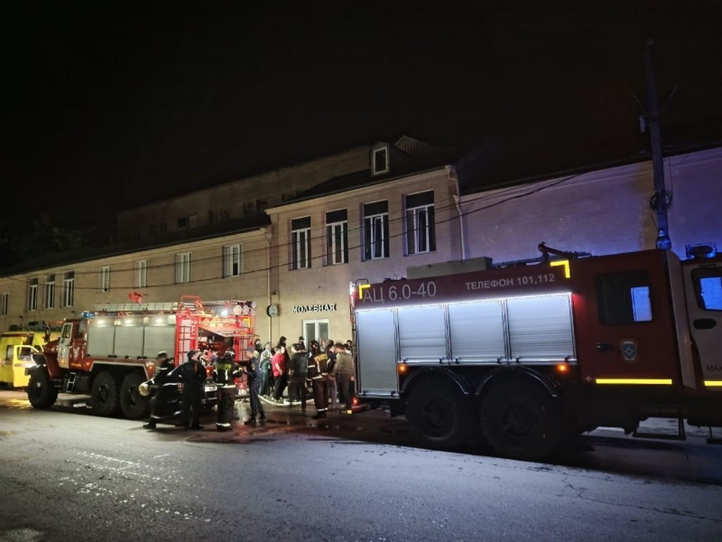 Устанавливаются причины крупного пожара на хлебозаводе в Махачкале