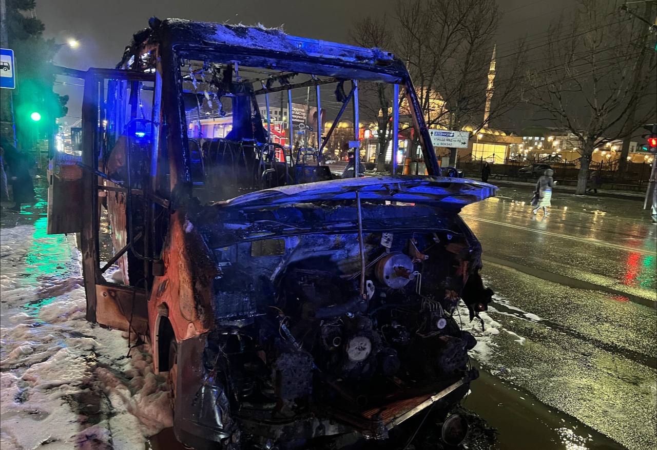 Пассажирский микроавтобус сгорел в Махачкале, идет проверка