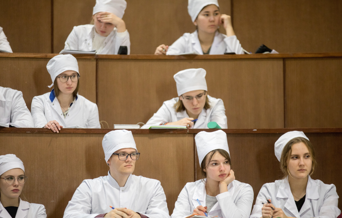 Володин призвал начать регулировать объем платного приема в вузы с 1 сентября