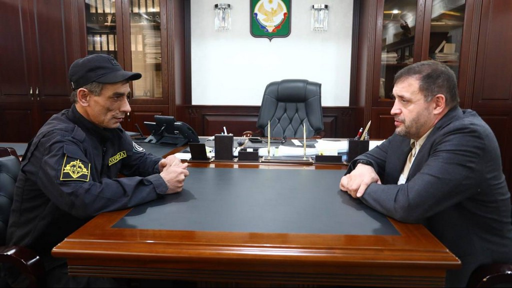 Мэр Хасавюрта встретился с добровольцем в зону СВО Муратбеком Гамзатовым