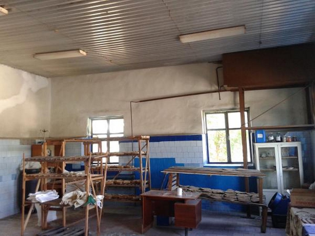 В Дагестане распродают многомиллионное имущество заброшенного цеха по розливу напитков