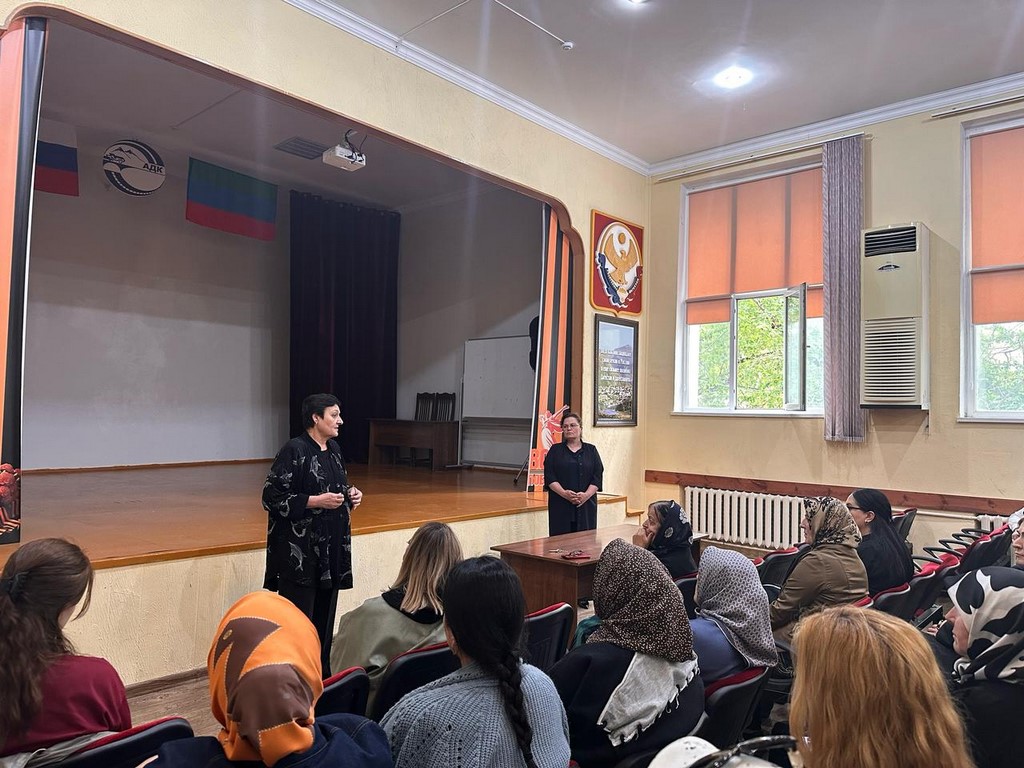В Автомобильно-дорожном колледже Махачкалы обсудили вопросы профилактики девиантного поведения
