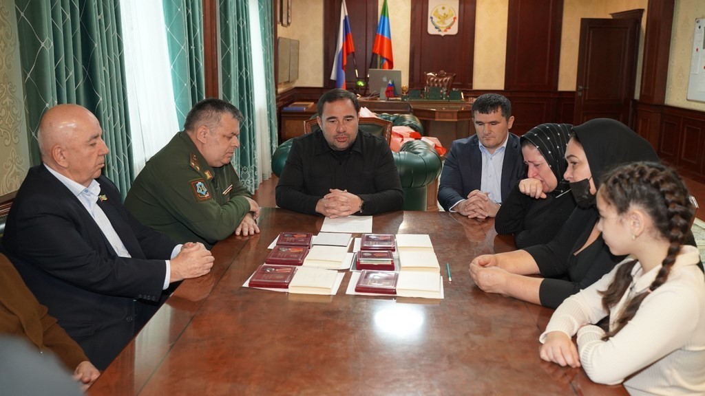 Глава Хасавюртовского района передал семьям участников СВО госнаграды