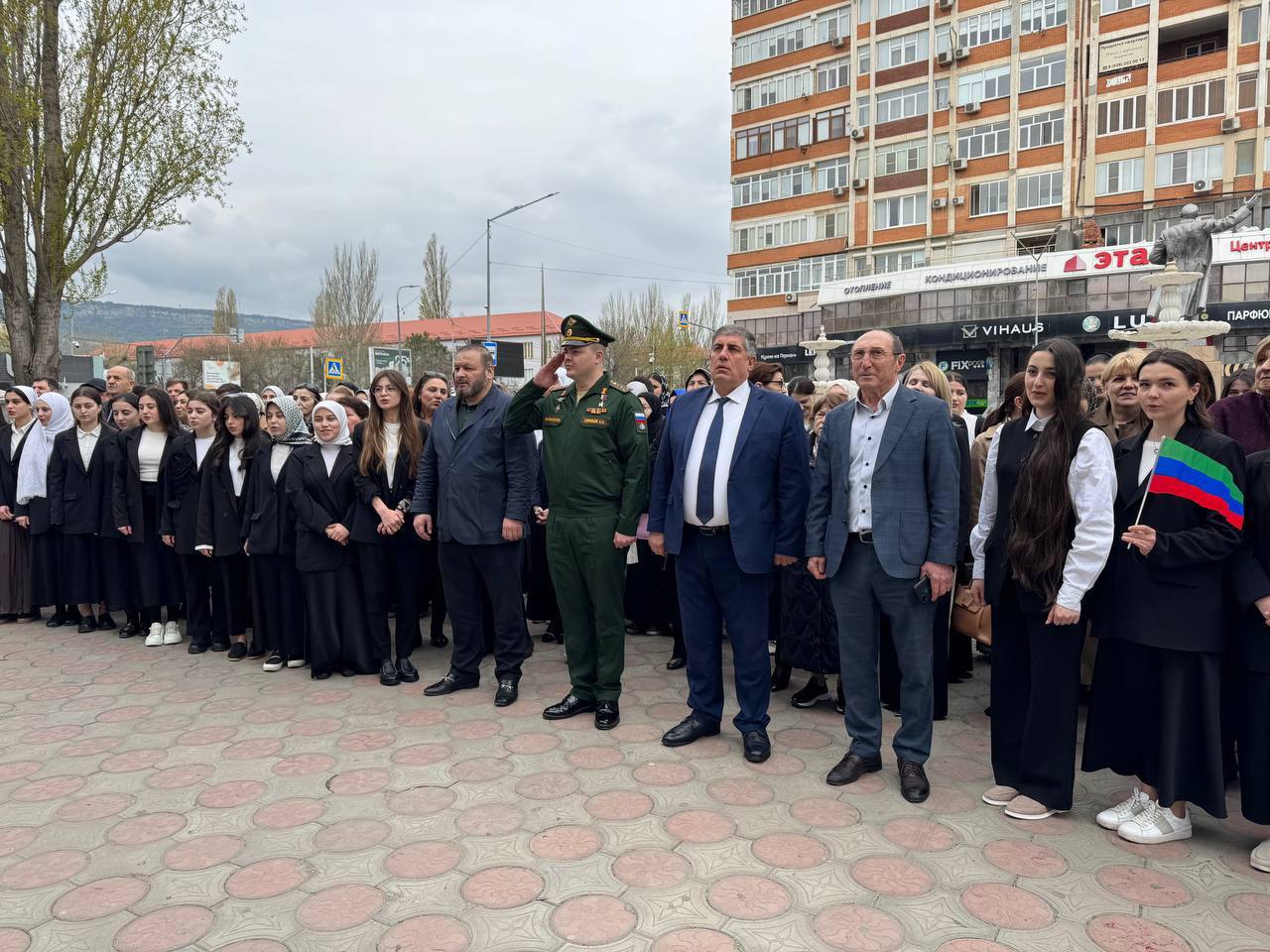 В ДГПУ прошла торжественная церемония поднятия флага России