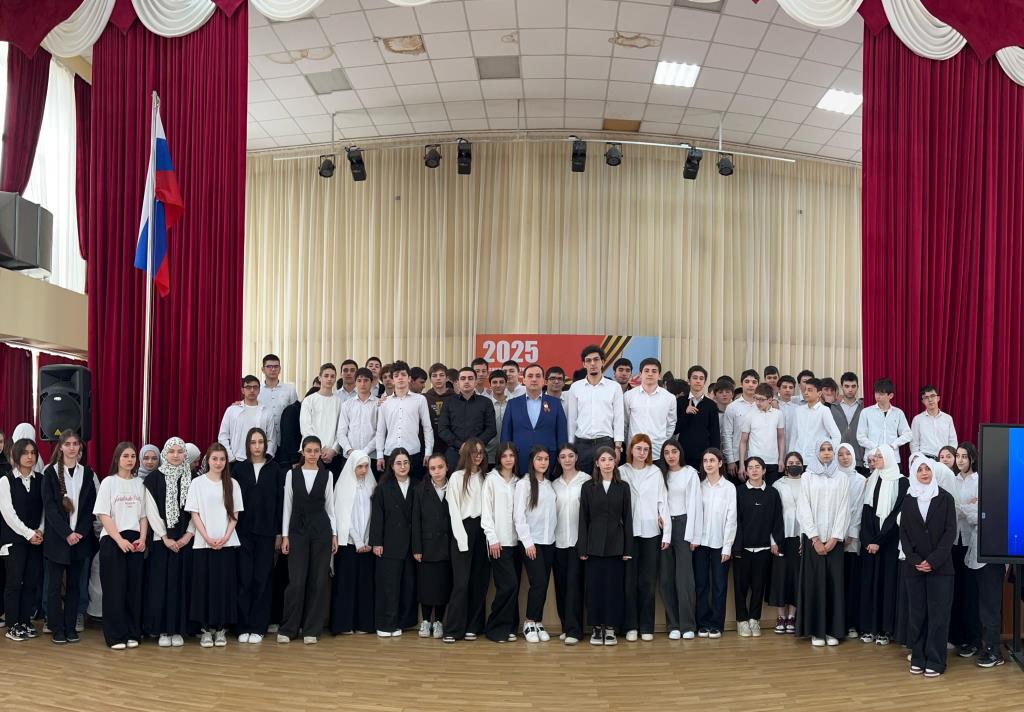 Депутат Осман Булатов провел «разговор о важном» со школьниками