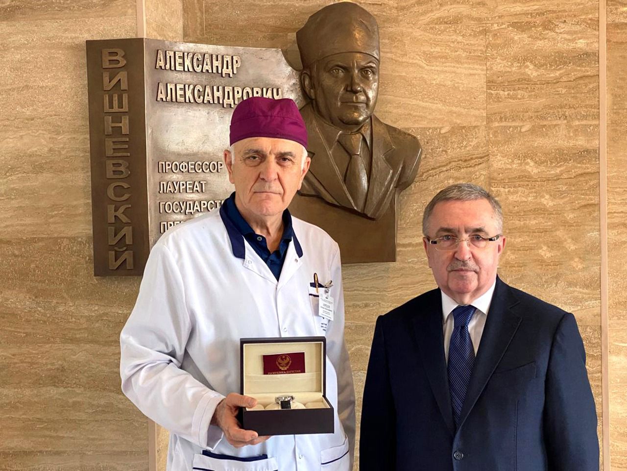 Юрий Левицкий вручил памятные именные часы Багавдину Ахмедову