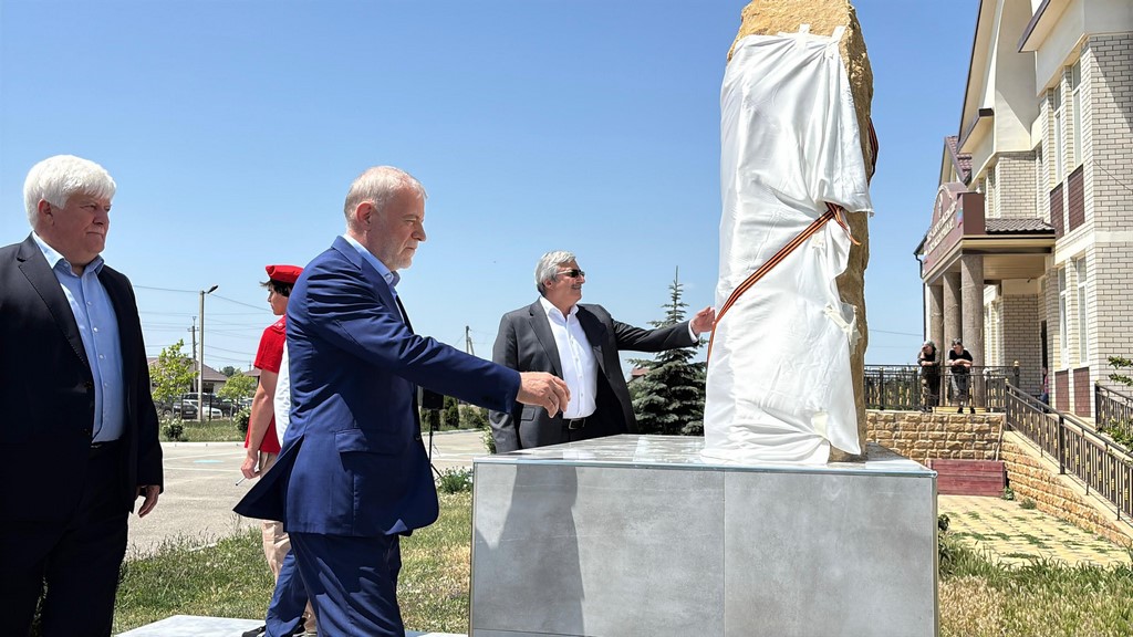 В Новолакском районе открыли памятник участникам Великой Отечественной войны
