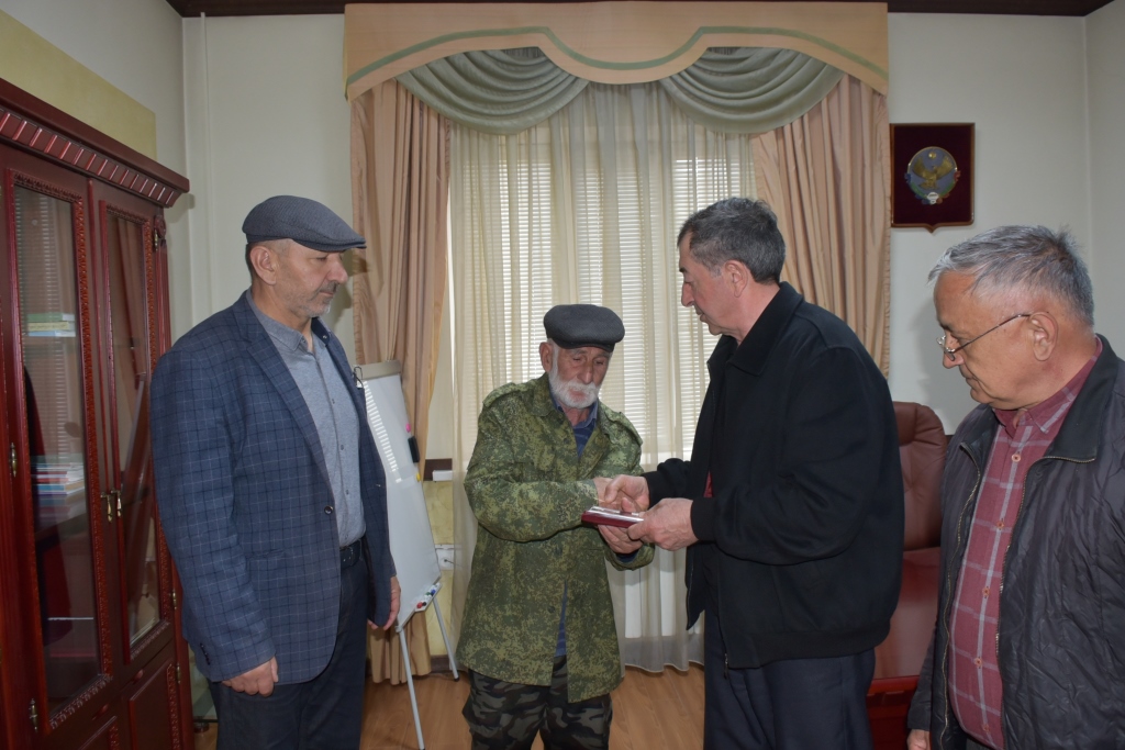 В Акушинском районе отцу погибшего участника СВО передали орден Мужества